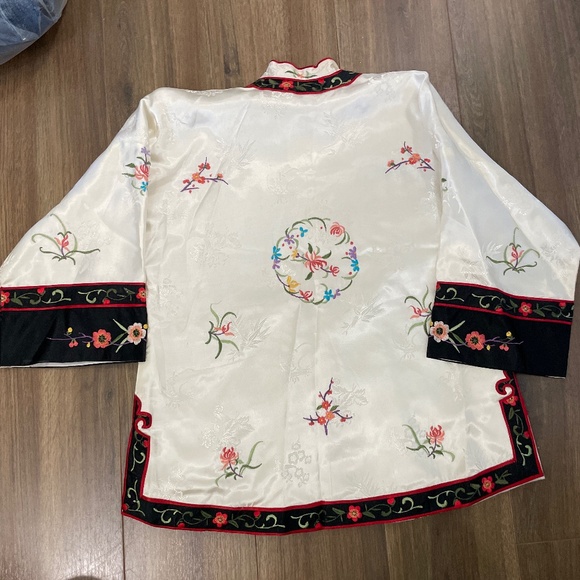 Beautiful embroidered Chinese top - Picture 3 of 10